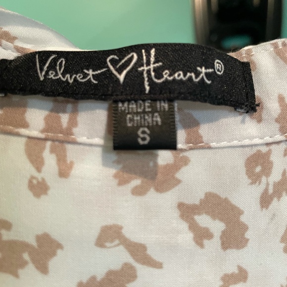 Women’s button down blouse. Can be worn over a tank. - Picture 4 of 4